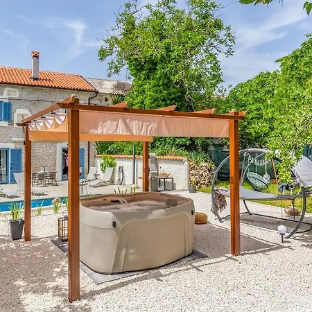 Casa Leona Istriana Mit Pool Und Whirlpool *