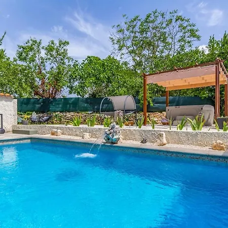 度假居 Casa Leona Istriana Mit Pool Und Whirlpool *