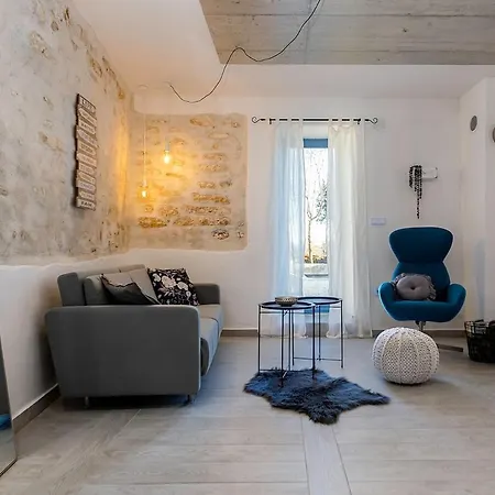 度假居 Casa Leona Istriana Mit Pool Und Whirlpool *