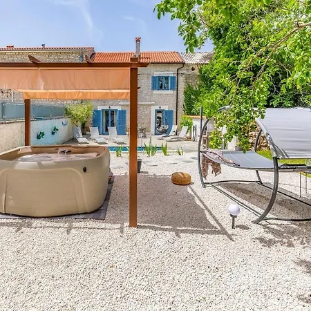 Casa Leona Istriana Mit Pool Und Whirlpool 度假居