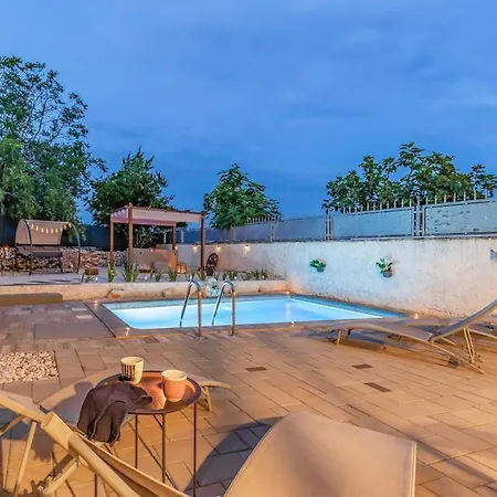 Casa Leona Istriana Mit Pool Und Whirlpool 度假居