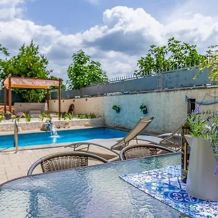 度假居 Casa Leona Istriana Mit Pool Und Whirlpool *